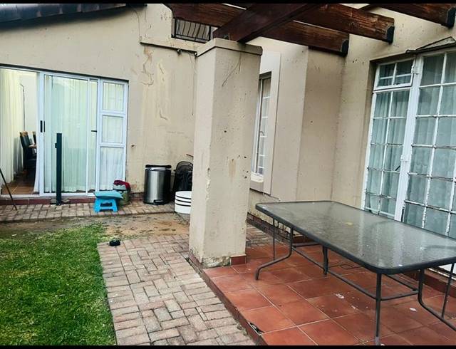 3 BEDROOM TOWNHOUSE FOR SALE IN CASTLEVIEW